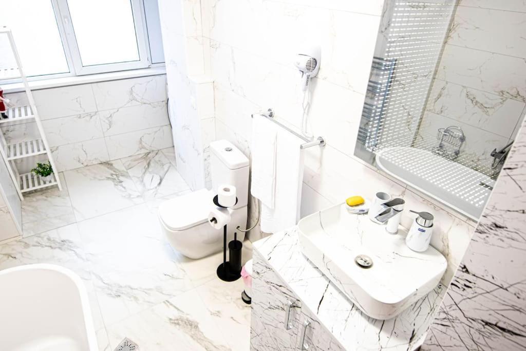 Ultra Central Luxury 3Br 2Bath Apt & Amazing Views Bucureşti Ngoại thất bức ảnh