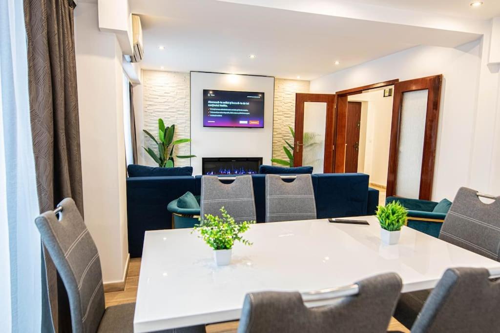Ultra Central Luxury 3Br 2Bath Apt & Amazing Views Bucureşti Ngoại thất bức ảnh