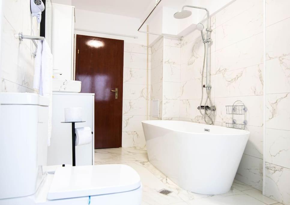 Ultra Central Luxury 3Br 2Bath Apt & Amazing Views Bucureşti Ngoại thất bức ảnh